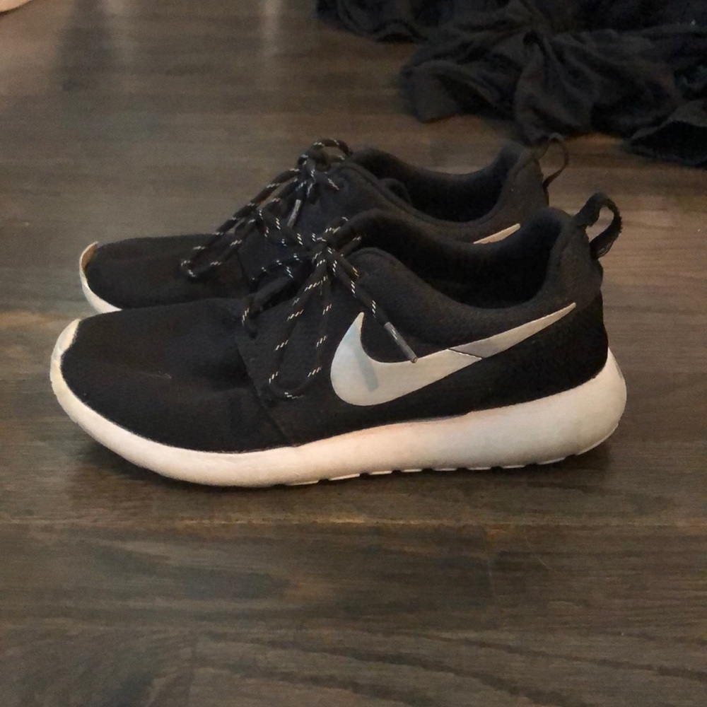 black and white nike roches.